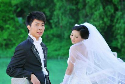 一般选择韩版婚纱(垂感好、线条流畅)、韩版时尚服饰(色彩清爽